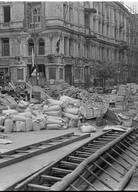 Budowa barykady na Nowym Świecie