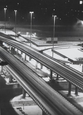 Widok na ulicę Marchlewskiego (obecnie: Jana Pawła II) nocą