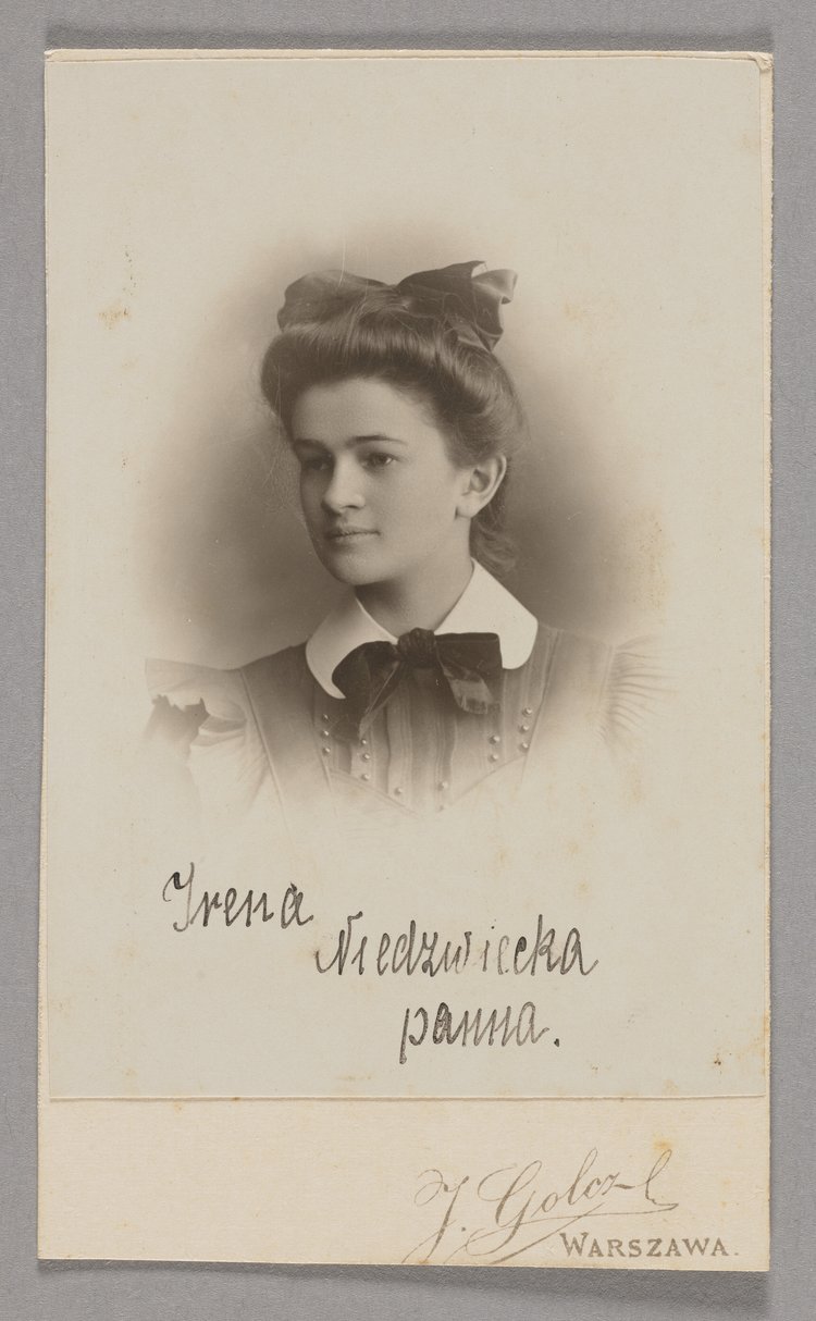 Album z fotografiami nauczycieli i uczennic pensji Antoniny Walickiej w Warszawie