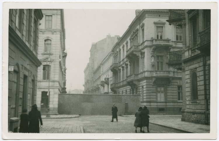 Widok na mur getta na ulicy Próżnej