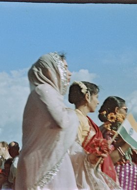 Uczestniczki V Światowego Festiwalu Młodzieży i Studentów podczas pochodu w Alejach Ujazdowskich