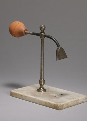 Przyrząd do otwierania torebek papierowych