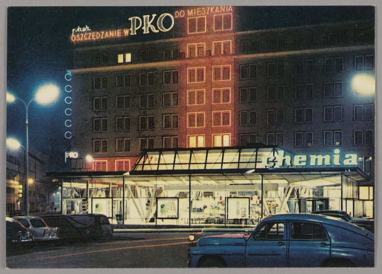 Pawilon Chemii przy ulicy Brackiej nocą