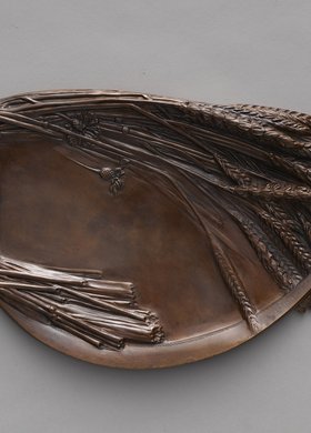 Taca z motywami kłosów zbóż i sierpem