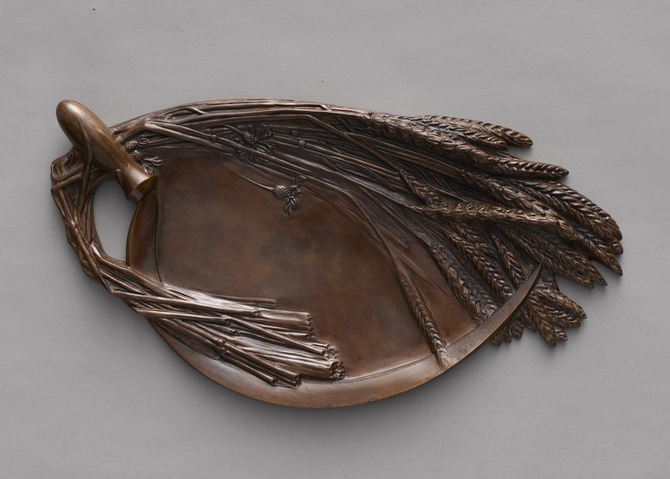 Taca z motywami kłosów zbóż i sierpem