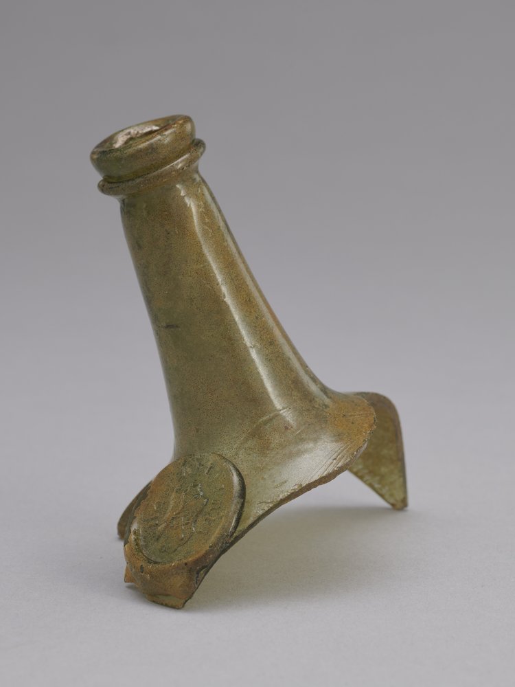 Butelka szklana ze stemplem, fragment