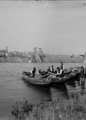 Łodzie do przeprawy przez Wisłę i zniszczony most Kierbedzia