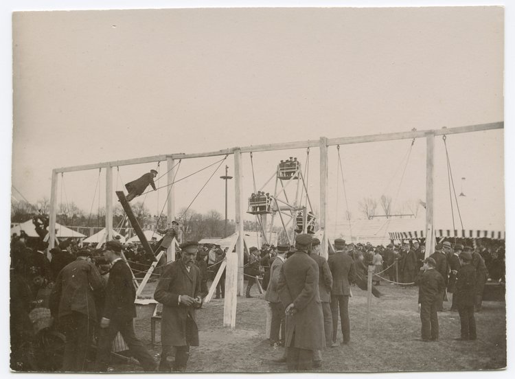 Zabawy ludowe na Polu Mokotowskim podczas świąt wielkanocnych