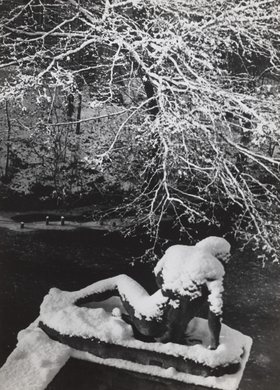 Rzeźba umierającego Gladiatora w Łazienkach Królewskich zimą