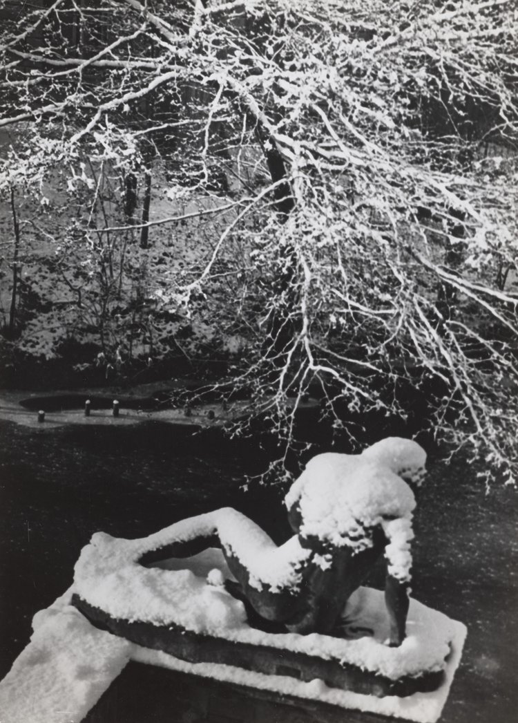 Rzeźba umierającego Gladiatora w Łazienkach Królewskich zimą