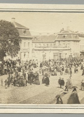 Uroczystość Bożego Ciała, tłum wiernych na Krakowskim Przedmieściu przed pałacem Potockich