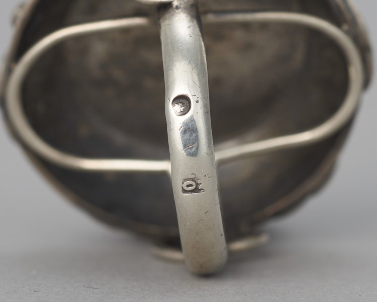 Pierścionek z dużym bursztynem-kaboszonem