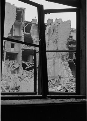 Ruiny zabudowy na posesji przy ulicy Wspólnej 20