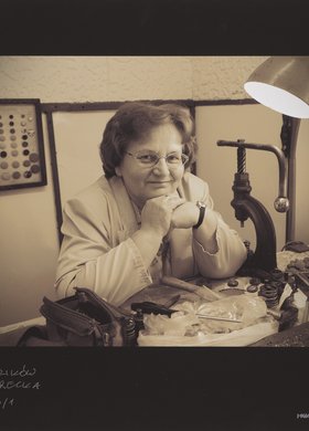 "Obciąganie guzików, p. Halina Szparecka, ul. Targowa 64/1"