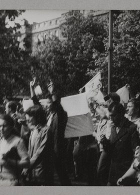 Marsz członków NSZZ "SOLIDARNOŚĆ" ulicamia miasta niosących flagi biało - czerwone i transparenty