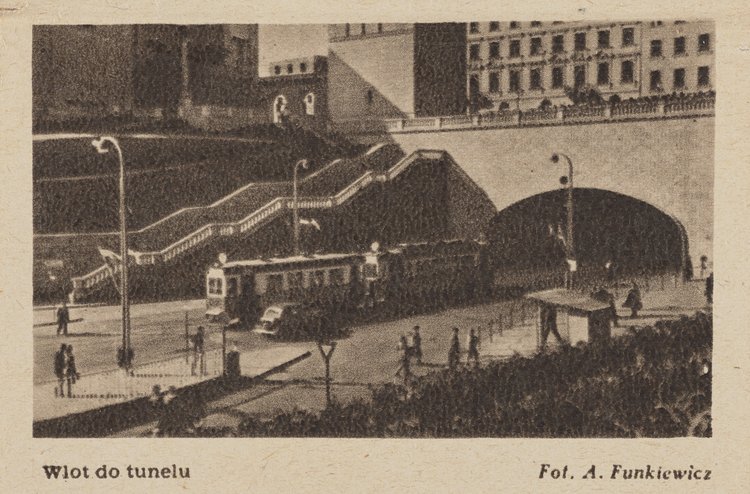 Album pt. "Warszawa. Trasa W-Z" zawierający fotografie nowej inwestycji