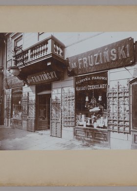 Sklep firmowy Parowej Fabryki Czekolady i Cukrów Jana Fruzińskiego przy ulicy Marszałkowskiej 133