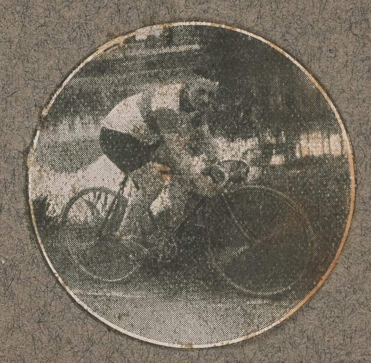 Album z fotografiami cyklistów na Dynasach