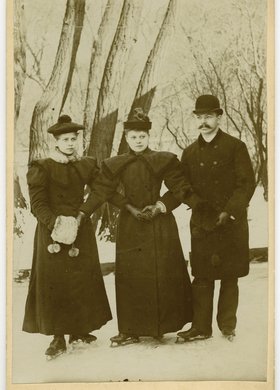 Portret trojga młodych ludzi na łyżwach