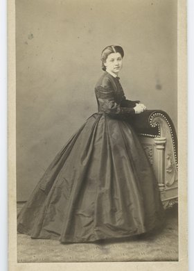 Portret Ludwiki Minterówny w stroju z okresu żałoby narodowej