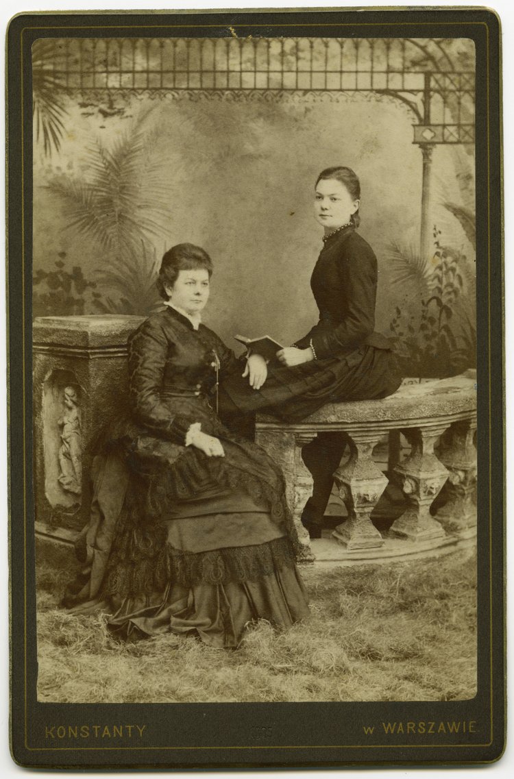 Portret nieznanych matki i córki