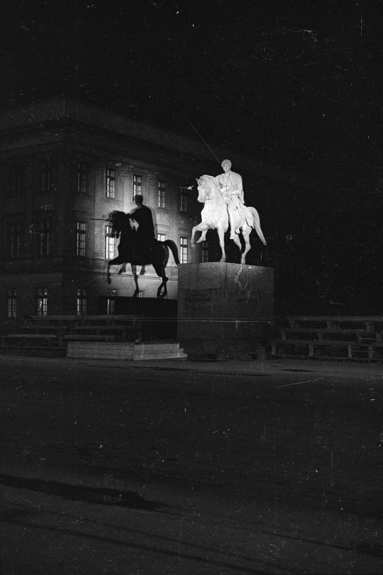 Pomnik księcia Józefa Poniatowskiego przed pałacem Saskim (Tryptyk 45A)