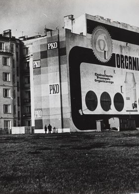 Widok na reklamy namalowane na kamienicach Sienna 41 i 43 od strony ulicy Złotej u zbiegu z Emlii Plater