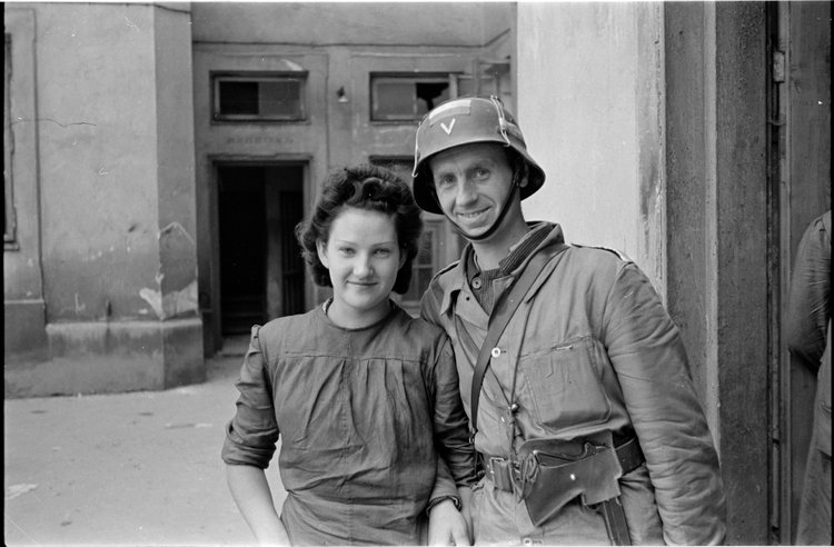 Dziewczyna i powstaniec