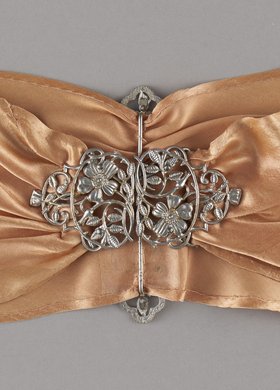 Pasek damski łososiowy z ażurowymi klamrami