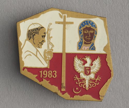 Przypinka w kształcie konturu Polski z wizerunkiem Jana Pawła II, Matki Boskiej i Orła