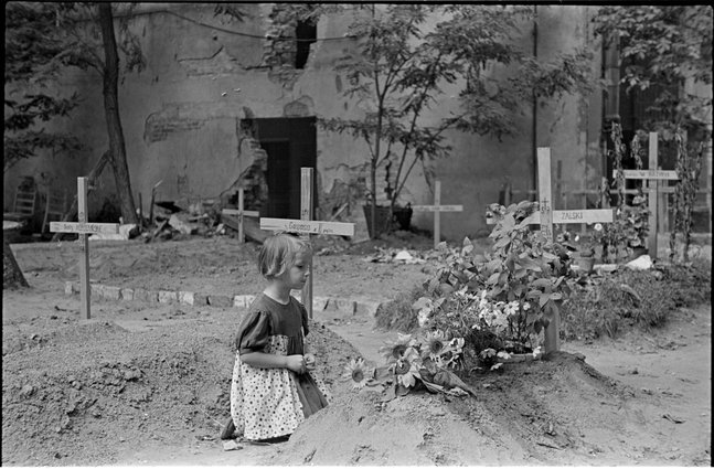 Dziewczynka nad grobem w ogrodzie przy Mazowieckiej 9