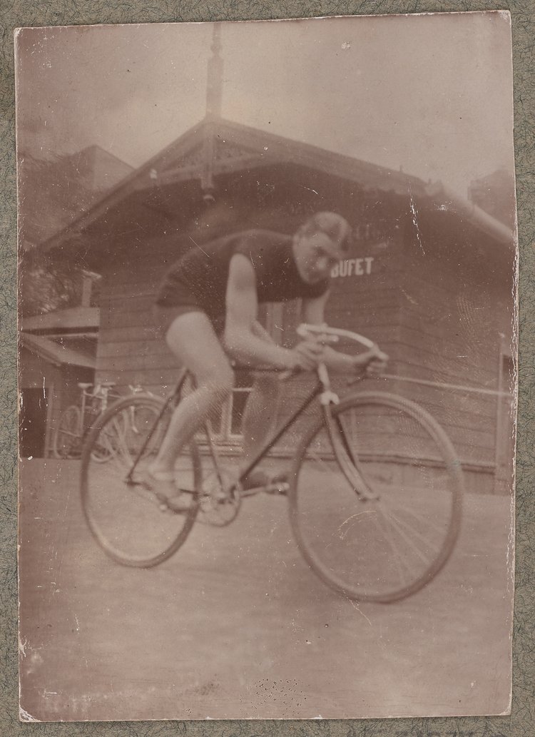 Album z fotografiami cyklistów na Dynasach