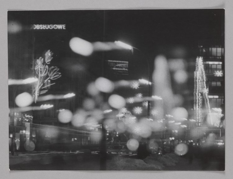 Widok zbiegu ulicy Kruczej i Alej Jerozolimskich w nocnym oświetleniu