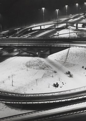 Fragment Trasy Łazienkowskiej nocą