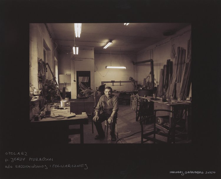 "Stolarz, p. Jerzy Murawski, róg Radzymińskiej i Folwarcznej"