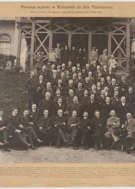 Nowo wybrani posłowie do rosyjskiej I Dumy Państwowej w otoczeniu przedstawicieli wyborców przed siedzibą Towarzystwa Cyklistów na Dynasach