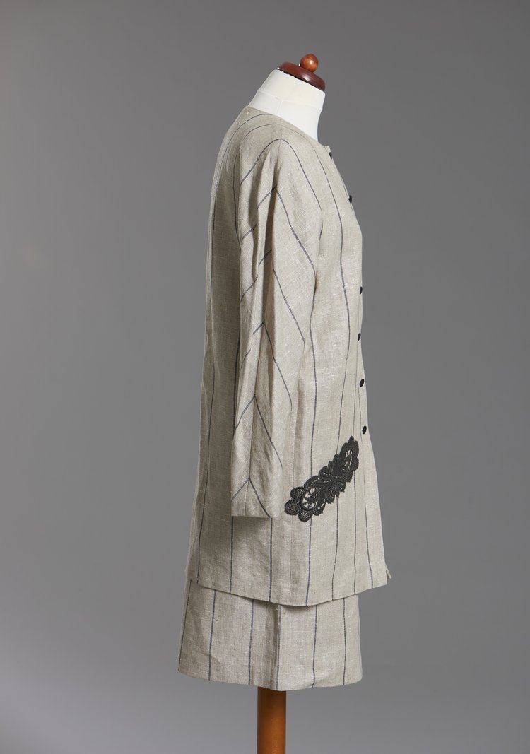 Kostium lniany w prążki