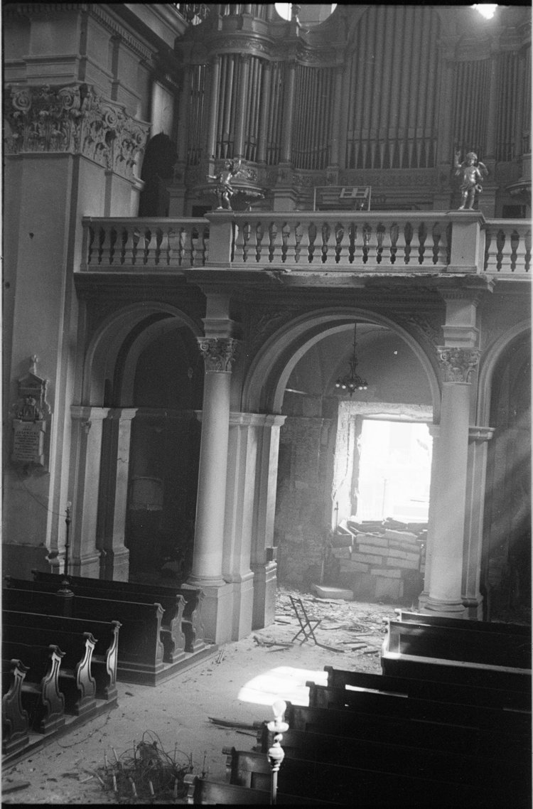 Zniszczone wnętrze kościoła św. Krzyża