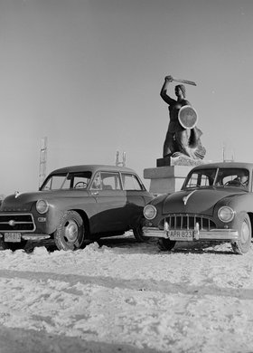 Pomnik Syreny na Powiślu i samochody marki Syrena