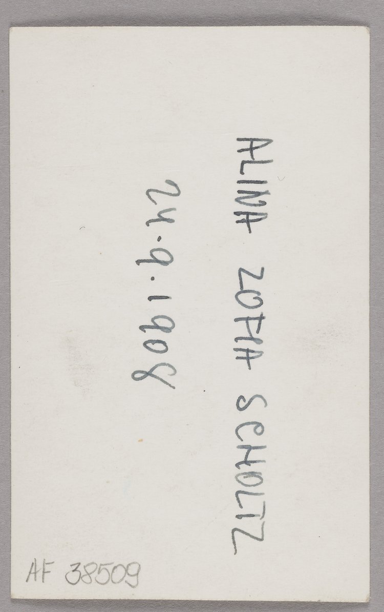 Fotografia legitymacyjna Aliny Scholtz