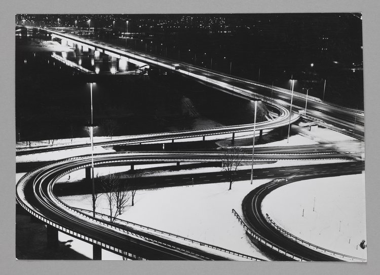 Most Łazienkowski i fragment Trasy Łazienkowskiej nocą