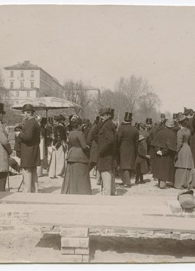 Położenie kamienia węgielnego pod siedzibę Warszawskiego Towarzystwa Cyklistów na Dynasach