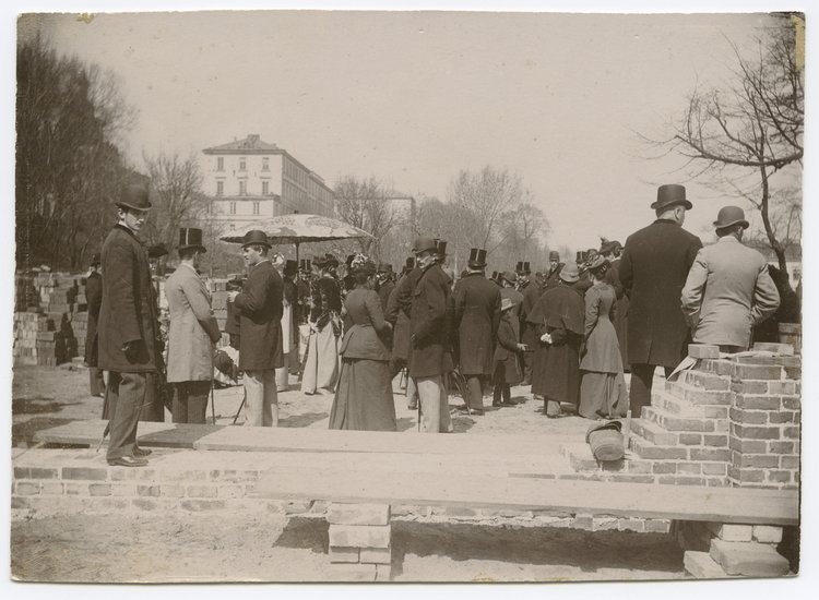 Położenie kamienia węgielnego pod siedzibę Warszawskiego Towarzystwa Cyklistów na Dynasach