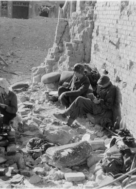 Grupa powstańców w ruinach Poczty Głównej