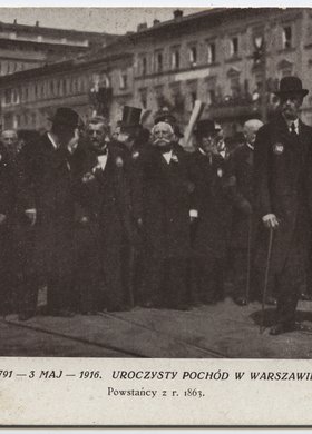 Uczestnicy pochodu zorganizowanego w rocznicę uchwalenia Konstytucji 3 Maja