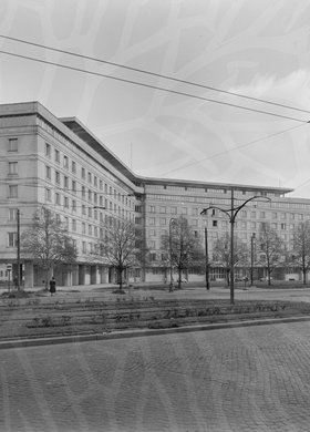 Gmach Głównego Urzędu Statystycznego w alei Niepodległości 208