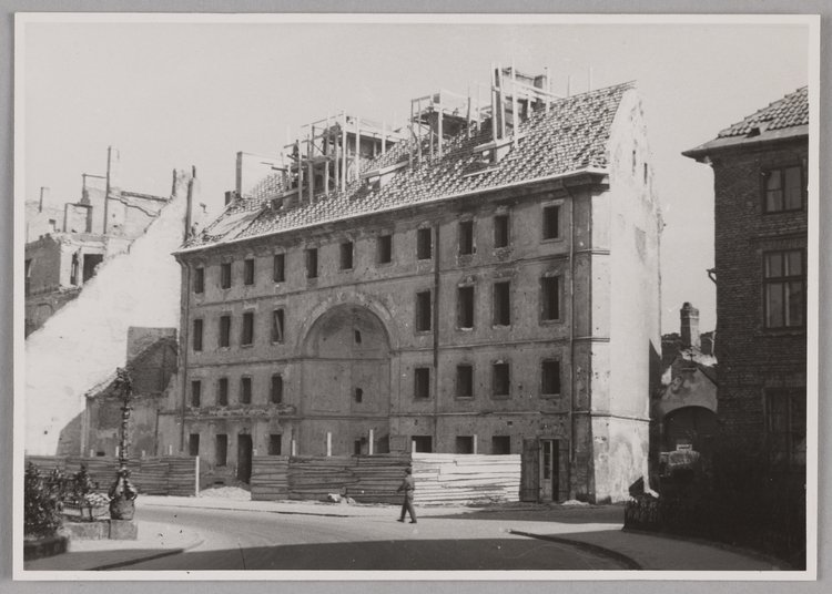 Odbudowa budynku Dziekanki