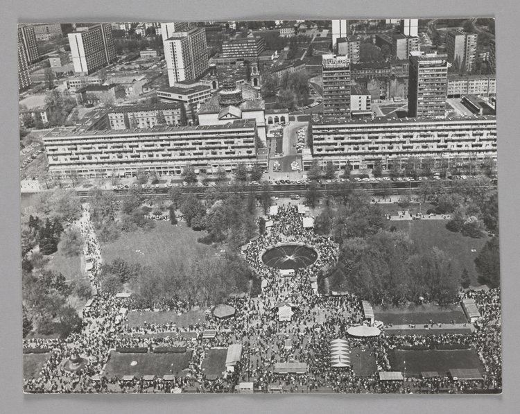 Widok z Pałacu Kultury i Nauki na park Świętokrzyski i zabudowę północnego Śródmieścia