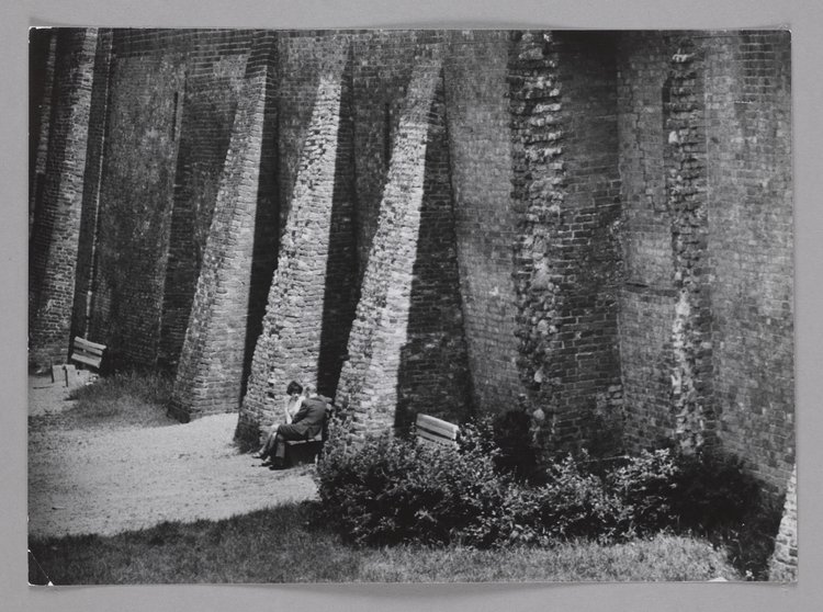 Widok na fragment murów obronnych