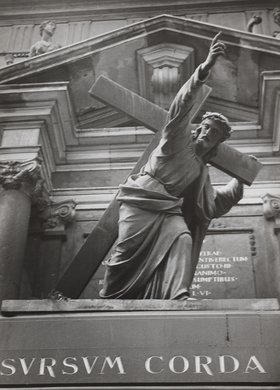 Rzeźba Chrystusa dźwigającego krzyż znajdująca się przed kościołem św. Krzyża